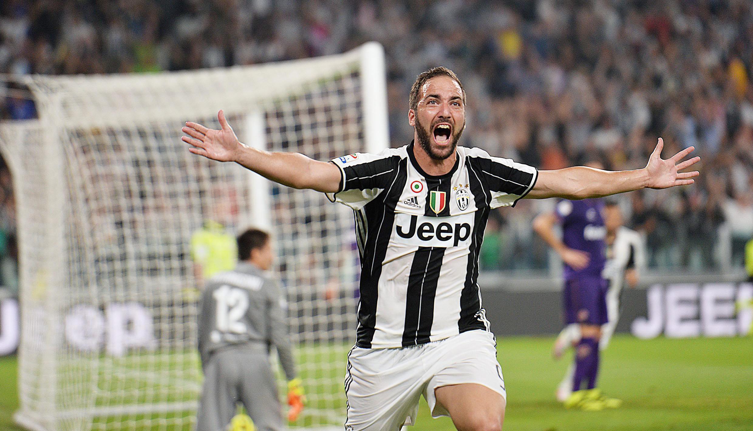 . Turin (Italy), 20/08/2016.- Juventus’ Gonzalo Higuain jubilates after scoring the goal during the Italian Serie A soccer match Juventus FC vs ACF Fiorentina at Juventus Stadium in Turin, Italy, 20 August 2016. (Italia) EFE/EPA/ALESSANDRO DI MARCO